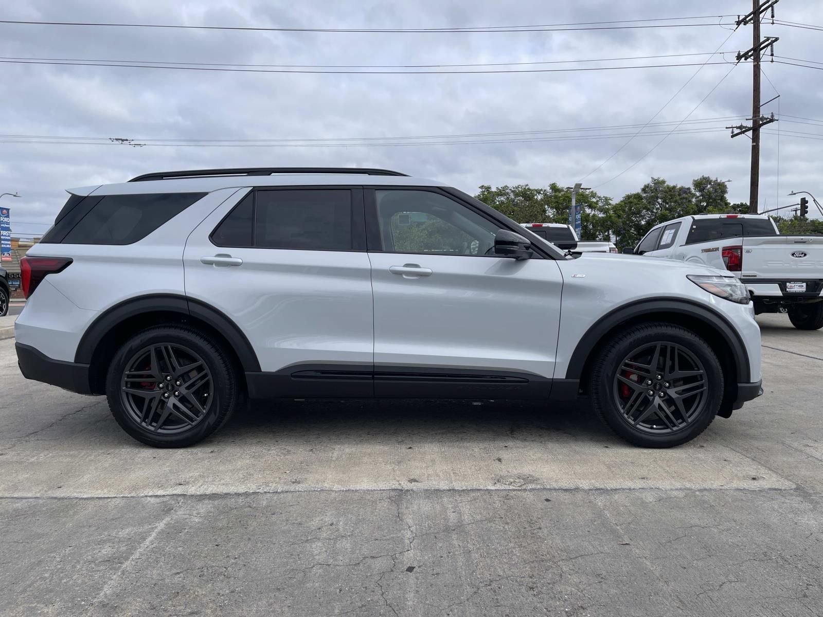 New 2026 Ford Explorer ST-Line w/ ST-Line Street Pack RWD image 2
