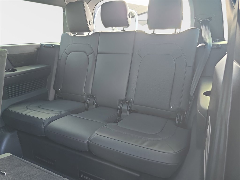 New 2026 Land Rover Defender 130 X-Dynamic SE image 12