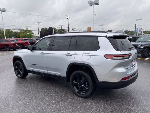 Used 2025 Jeep Grand Cherokee L Limited w/ Luxury Tech Group II AWD/4WD image 3