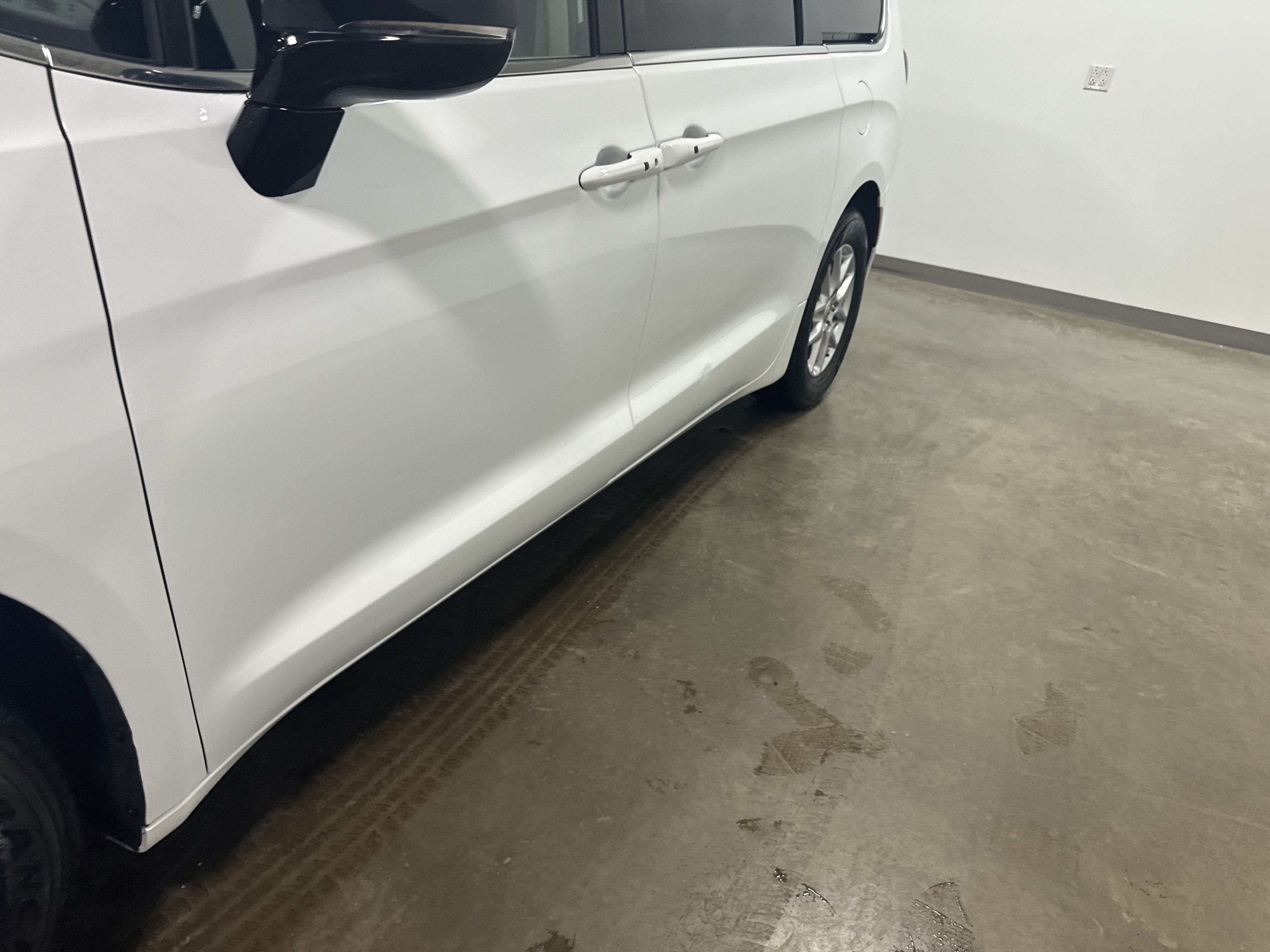 Used 2024 Chrysler Pacifica Touring-L FWD image 10