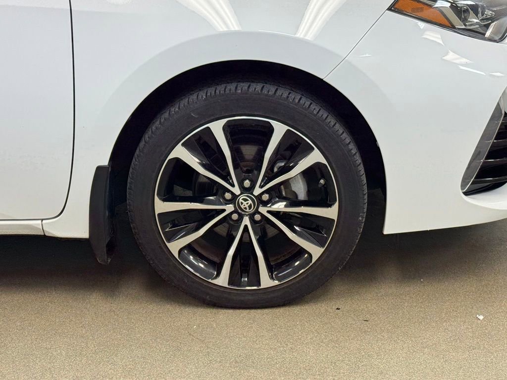 Used 2019 Toyota Corolla SE w/ SE Premium Package FWD image 3