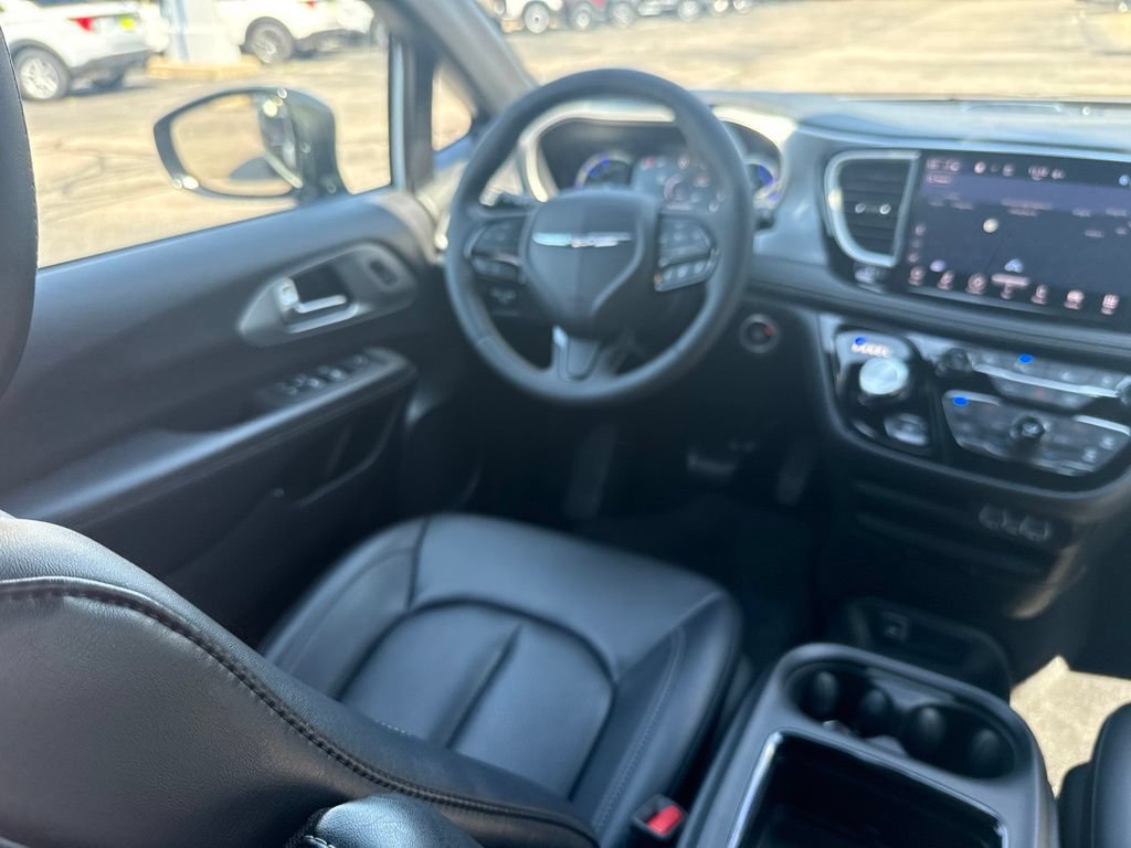 Used 2024 Chrysler Pacifica Limited FWD image 32