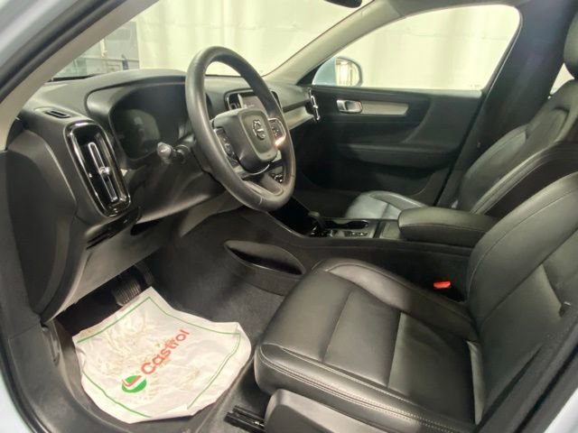 Used 2025 Volvo XC40 B5 Core image 8