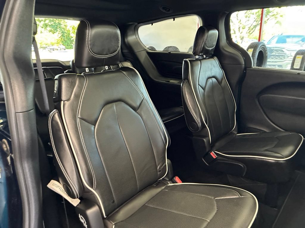 Certified 2025 Chrysler Pacifica Limited FWD image 47