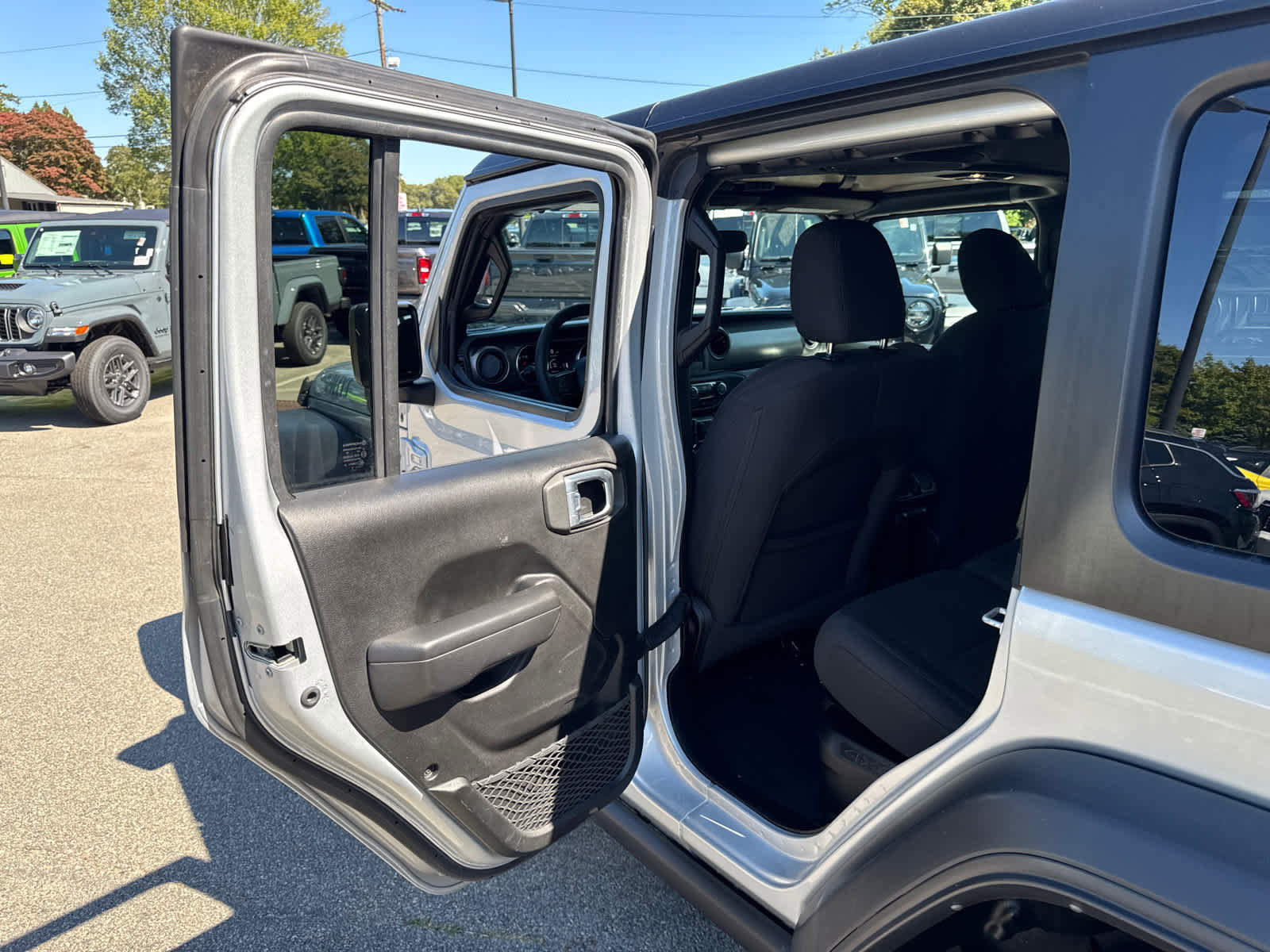 Used 2023 Jeep Wrangler Unlimited image 29