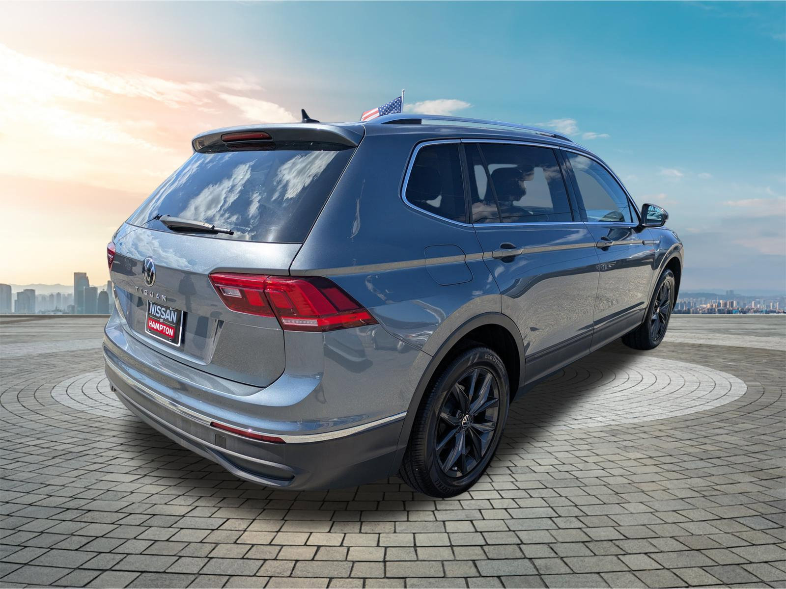Used 2024 Volkswagen Tiguan SE w/ Panoramic Sunroof Package FWD image 5