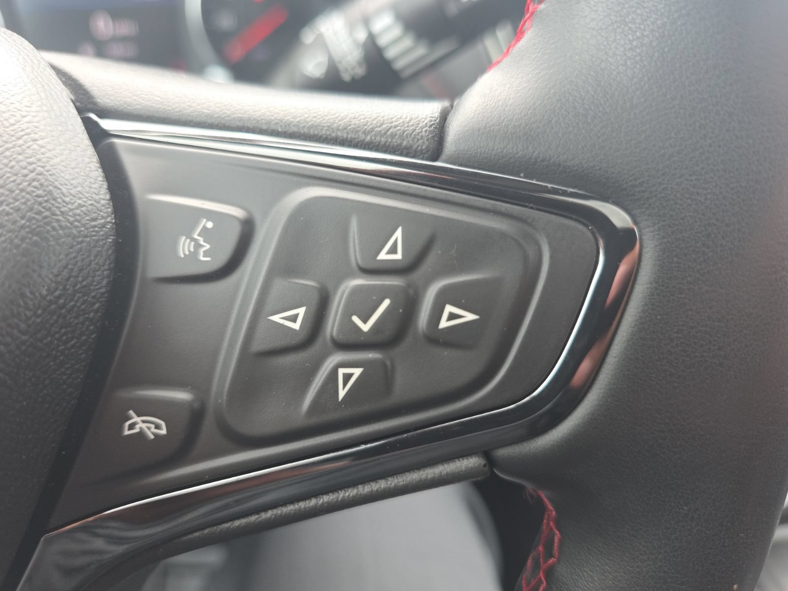 Used 2023 Chevrolet Equinox RS w/ RS Leather Package FWD image 17