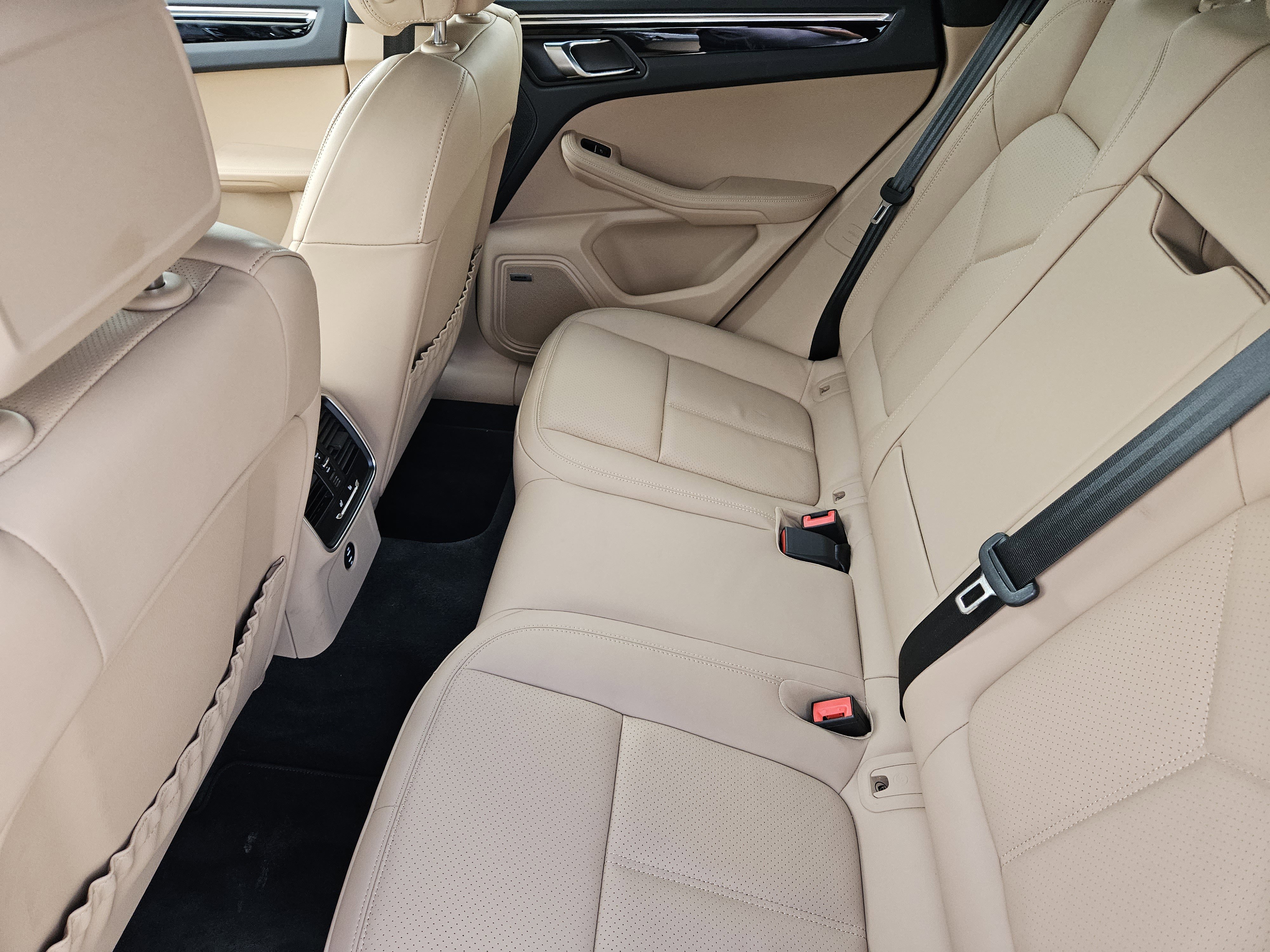 Certified 2026 Porsche Macan image 28