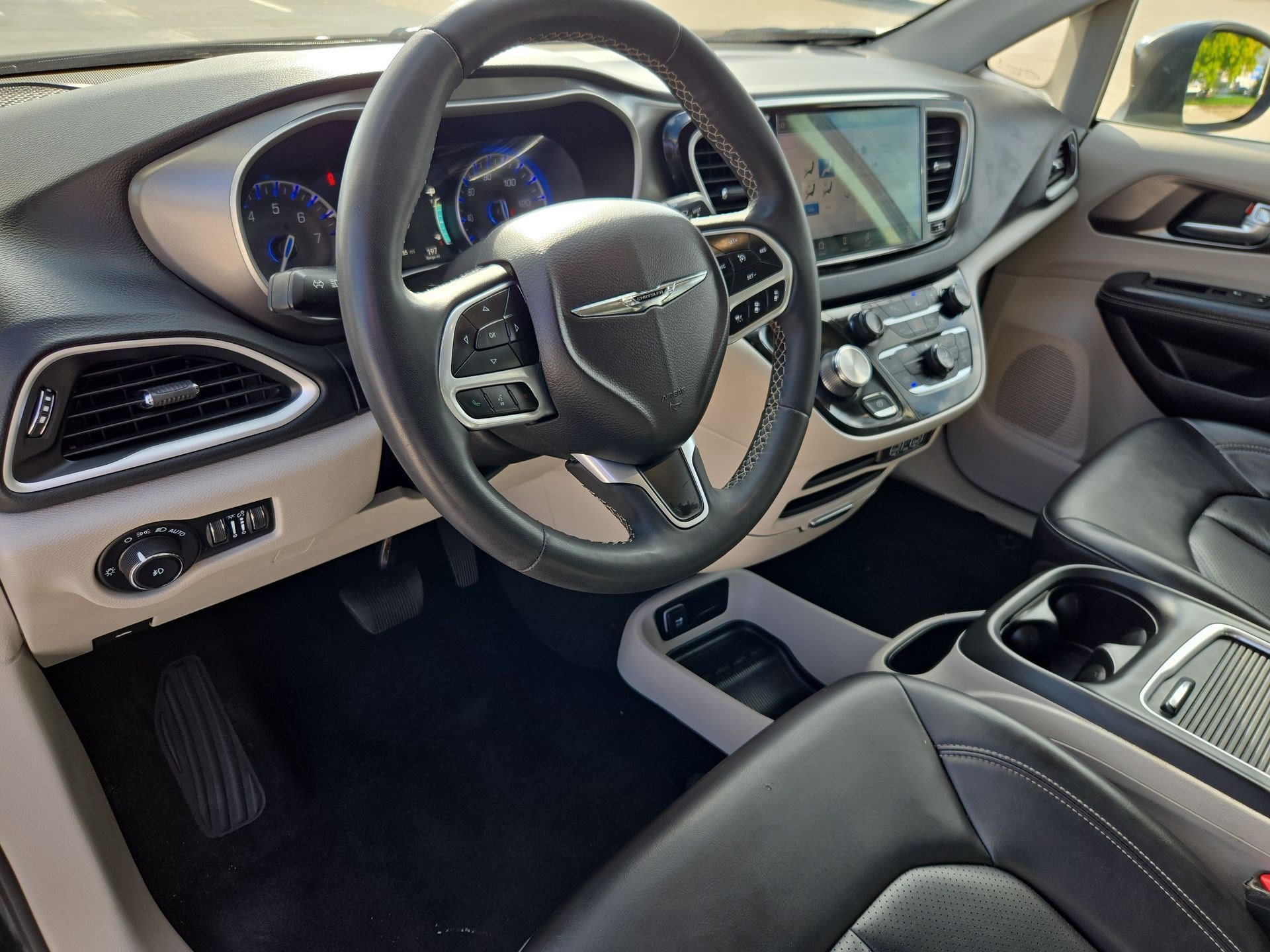 Used 2023 Chrysler Pacifica Touring-L FWD image 13