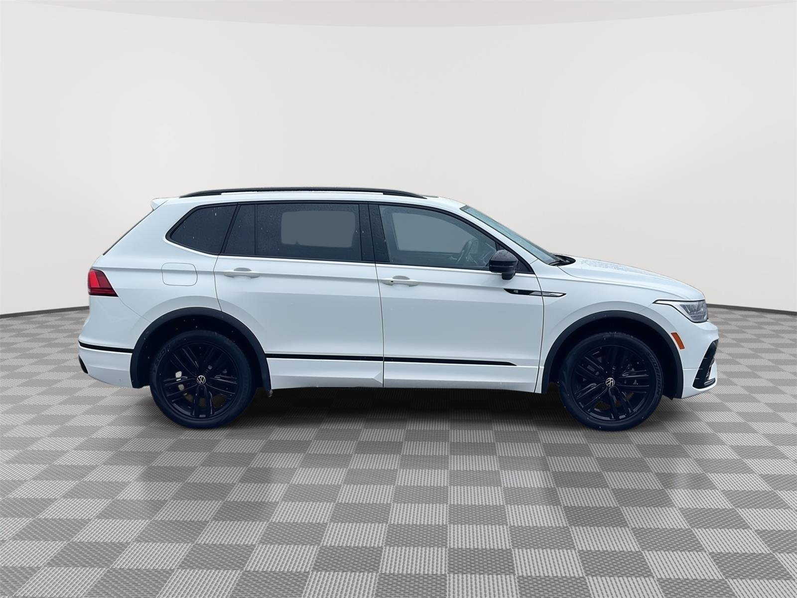 Used 2022 Volkswagen Tiguan SE R-Line AWD/4WD image 4