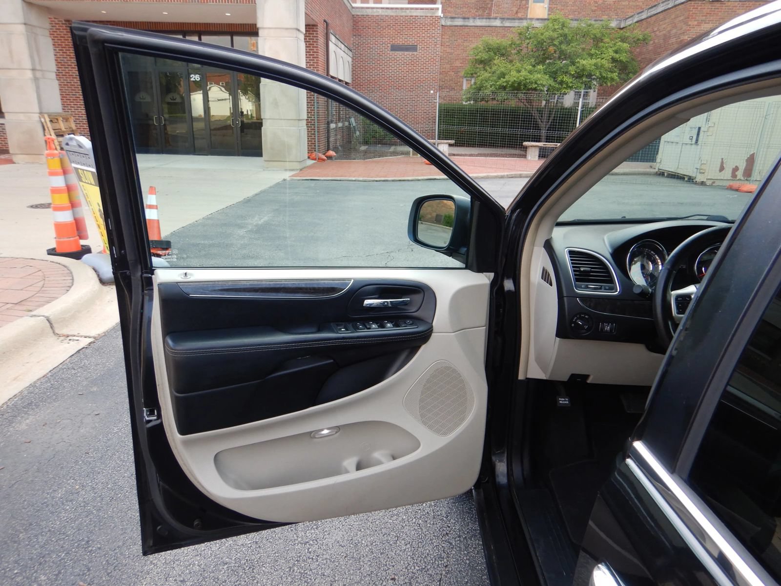 Used 2015 Chrysler Town & Country Touring-L w/ Driver Convenience Group FWD image 10