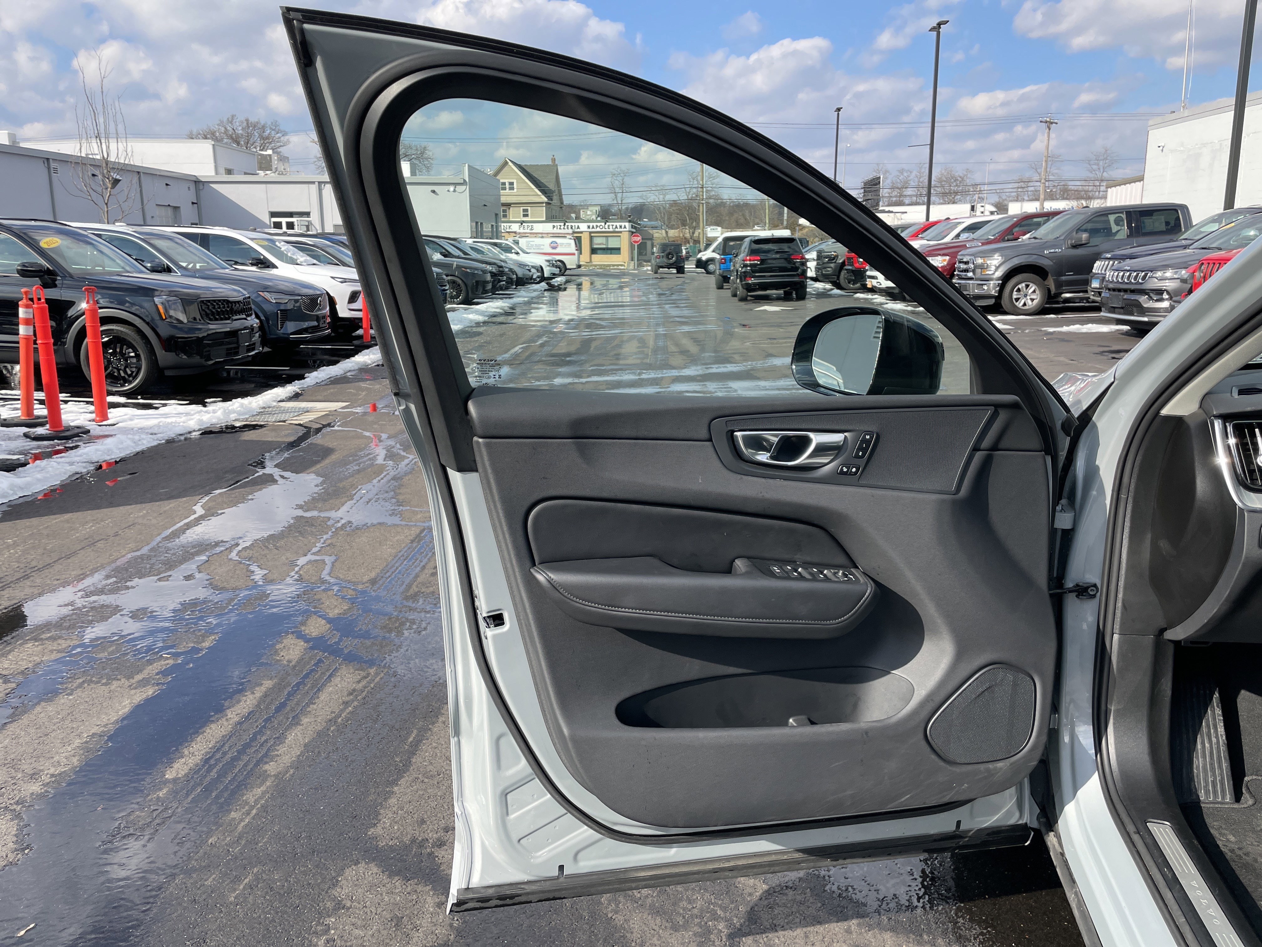 Used 2025 Volvo XC60 B5 Plus image 48