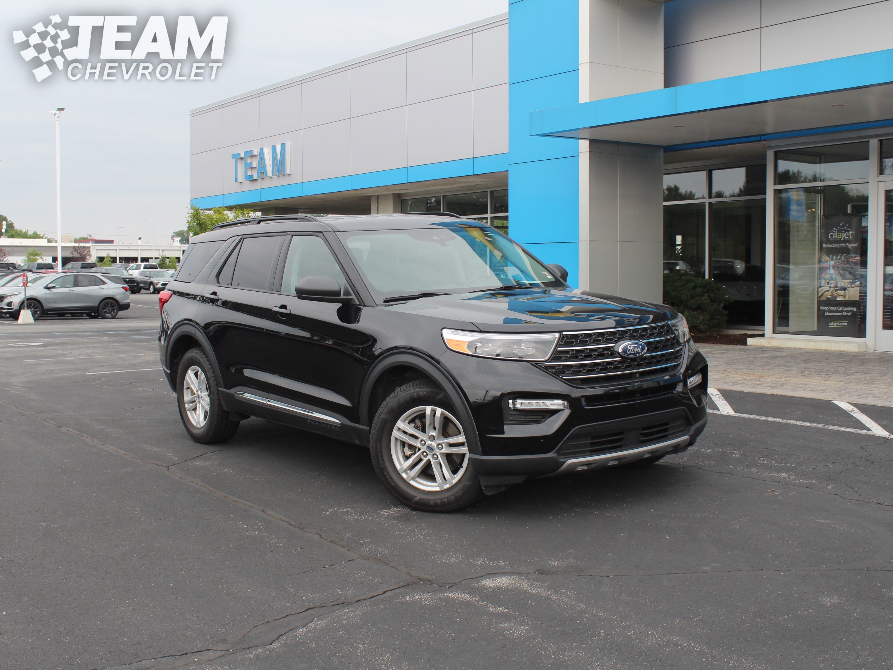 Used 2024 Ford Explorer XLT w/ Equipment Group 202A AWD/4WD image 2