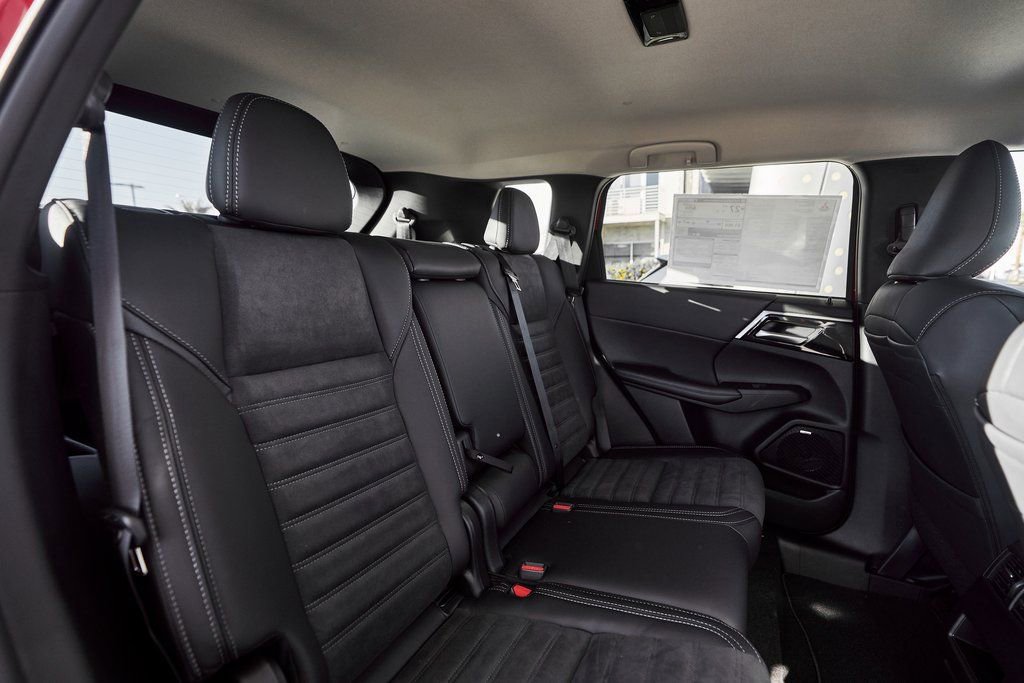 Used 2025 Mitsubishi Outlander SE FWD image 28