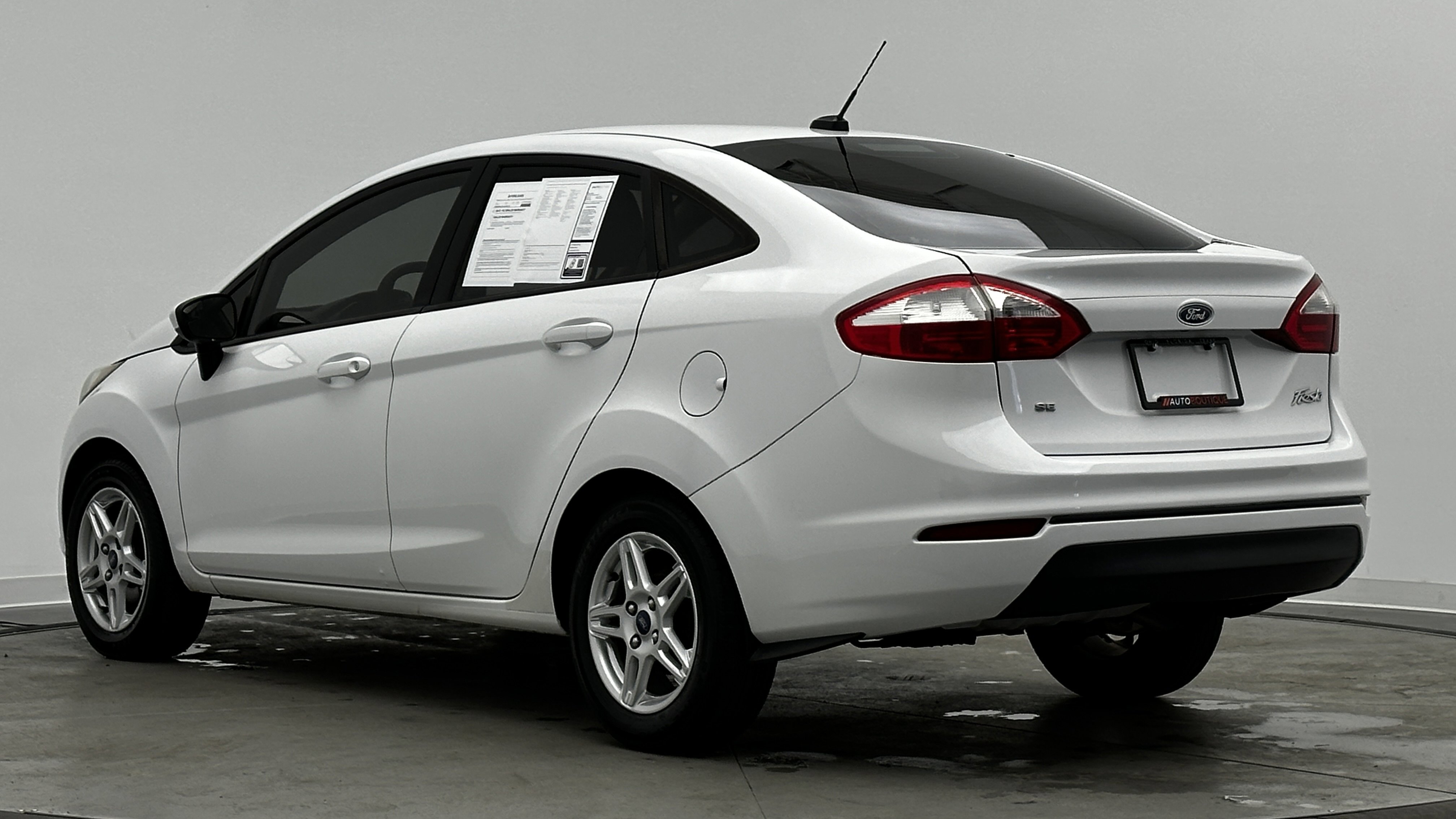 Used 2017 Ford Fiesta SE image 5