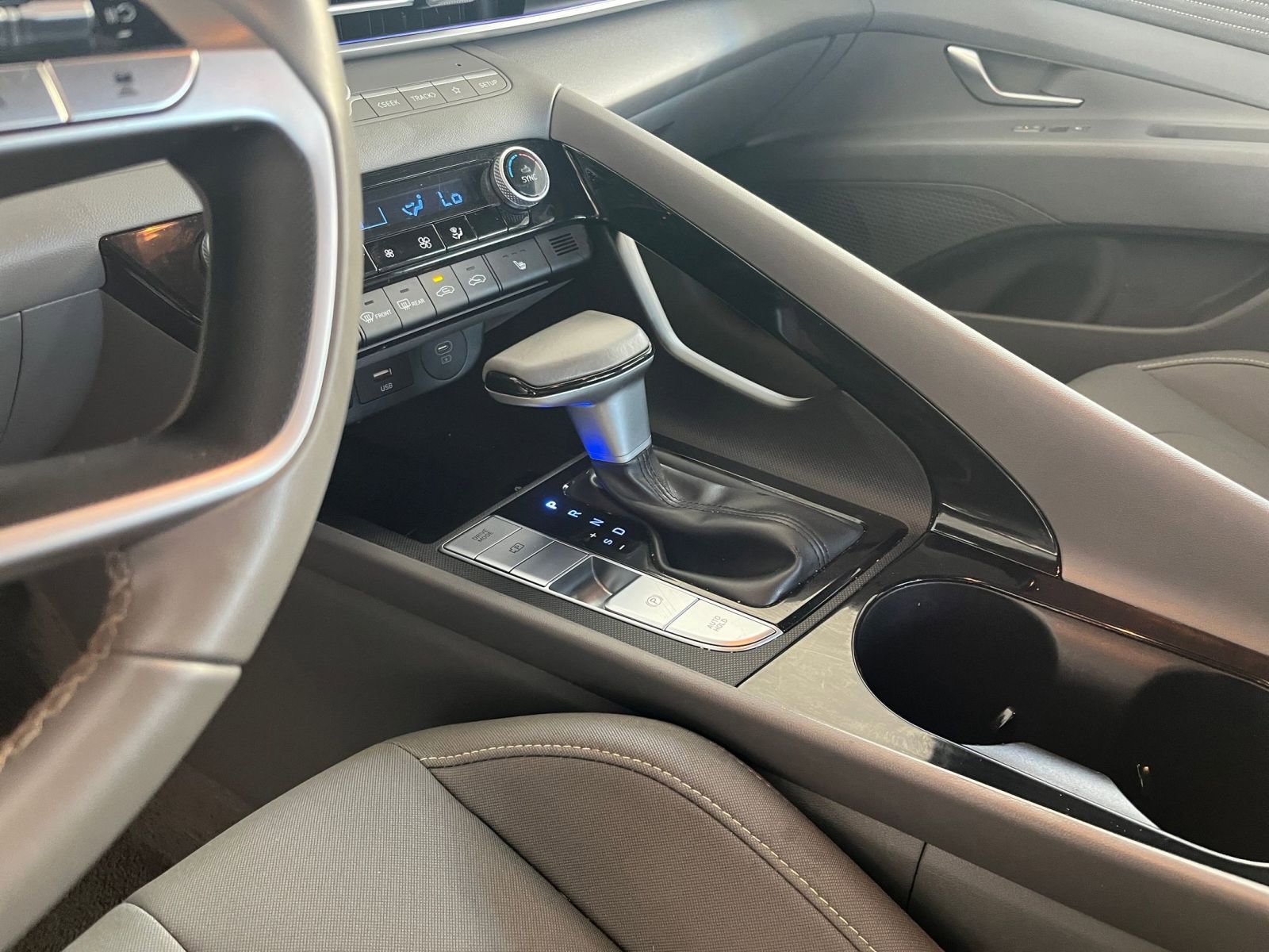 Used 2025 Hyundai Elantra SEL image 42