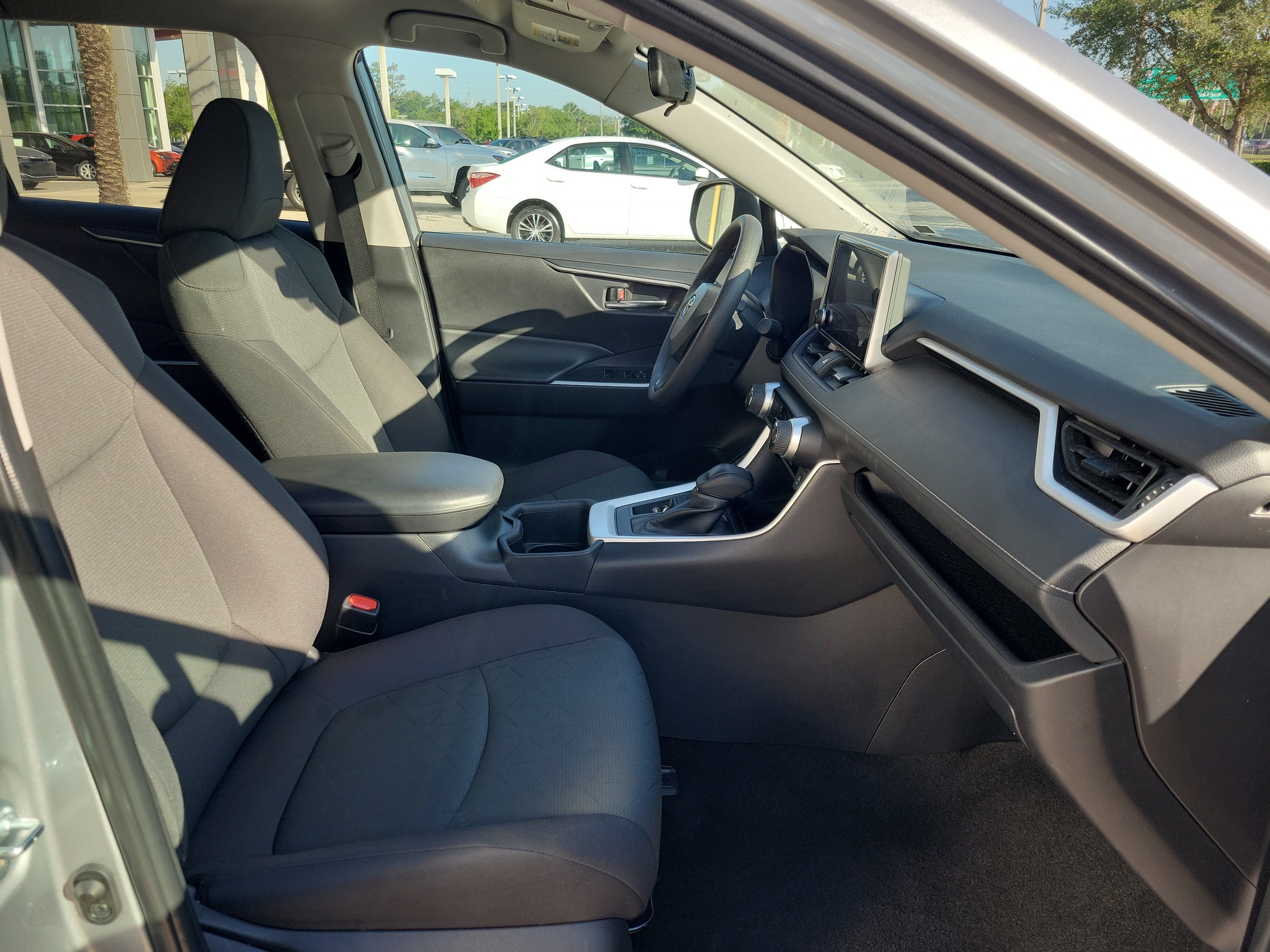 Used 2024 Toyota RAV4 XLE FWD image 33