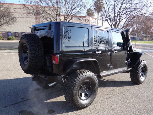 Used 2015 Jeep Wrangler Unlimited Rubicon w/ Connectivity Group AWD/4WD image 11