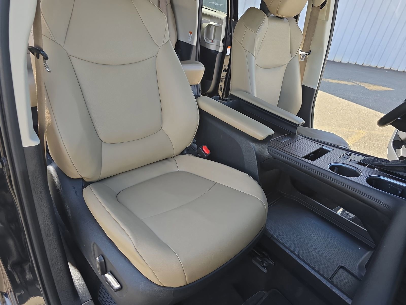 Used 2021 Toyota Sienna XLE image 14