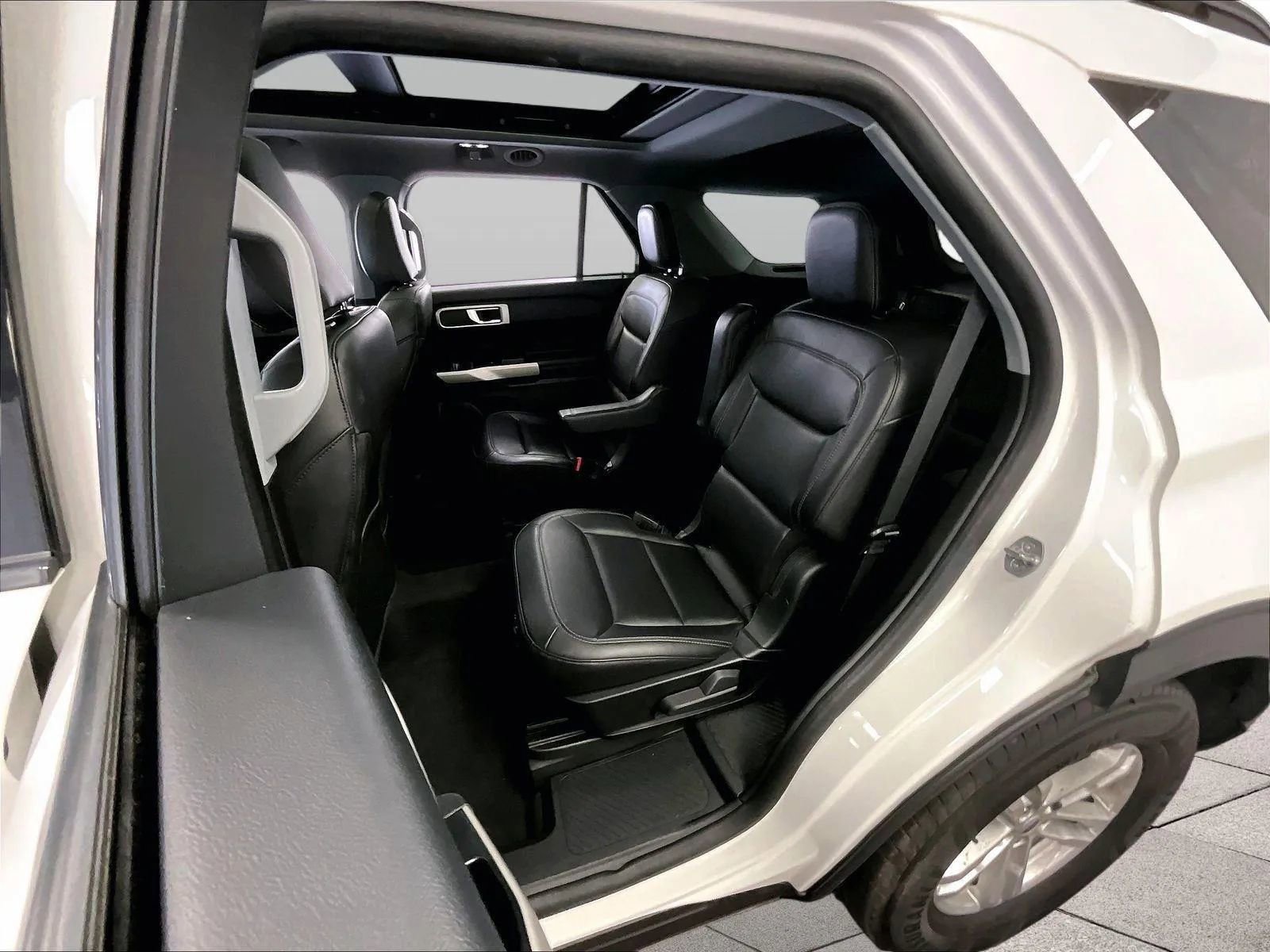 Used 2022 Ford Explorer XLT w/ Equipment Group 202A image 25