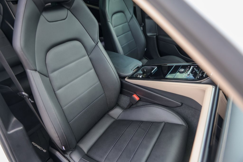 Used 2024 Porsche Panamera image 30