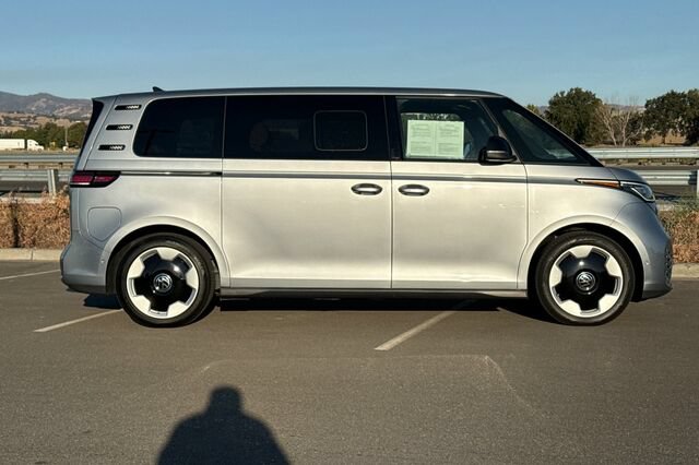 Used 2025 Volkswagen ID. Buzz Pro S RWD image 3