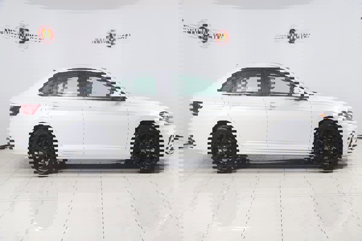 Used 2025 Volkswagen Jetta SE image 2