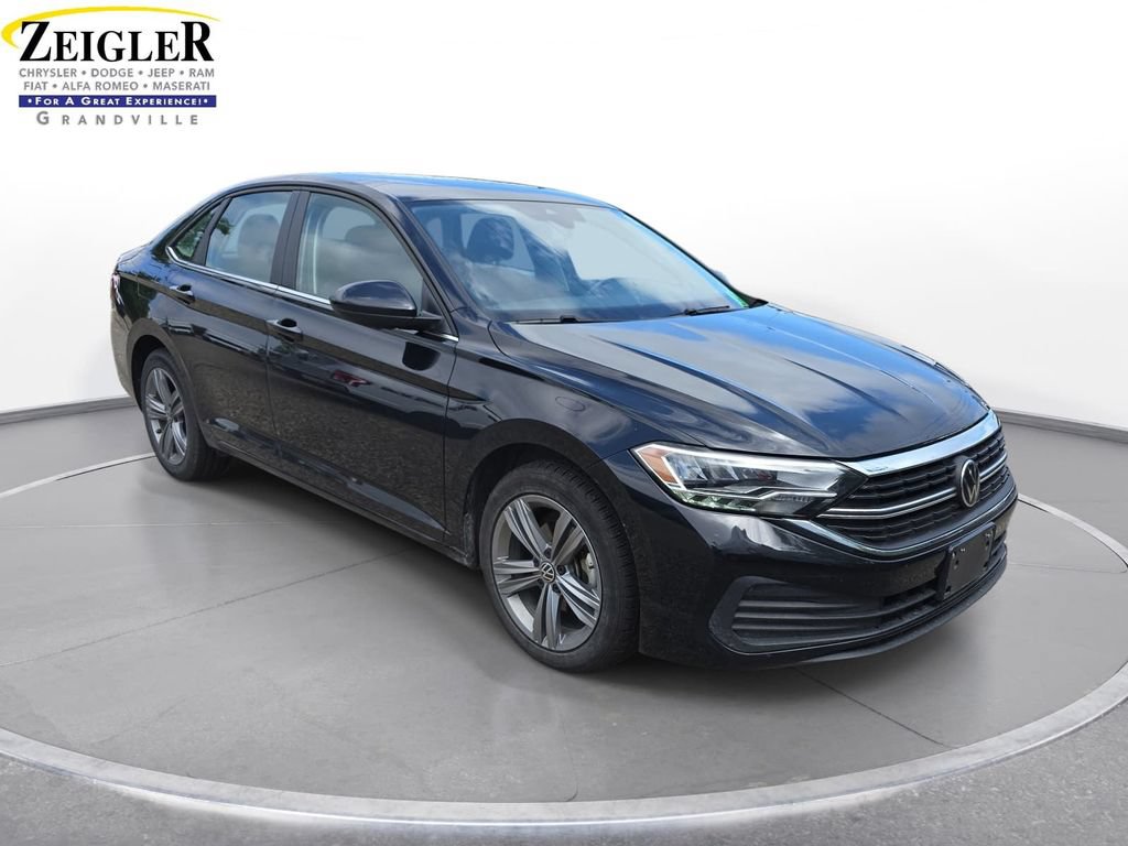 Used 2024 Volkswagen Jetta SE FWD image 3