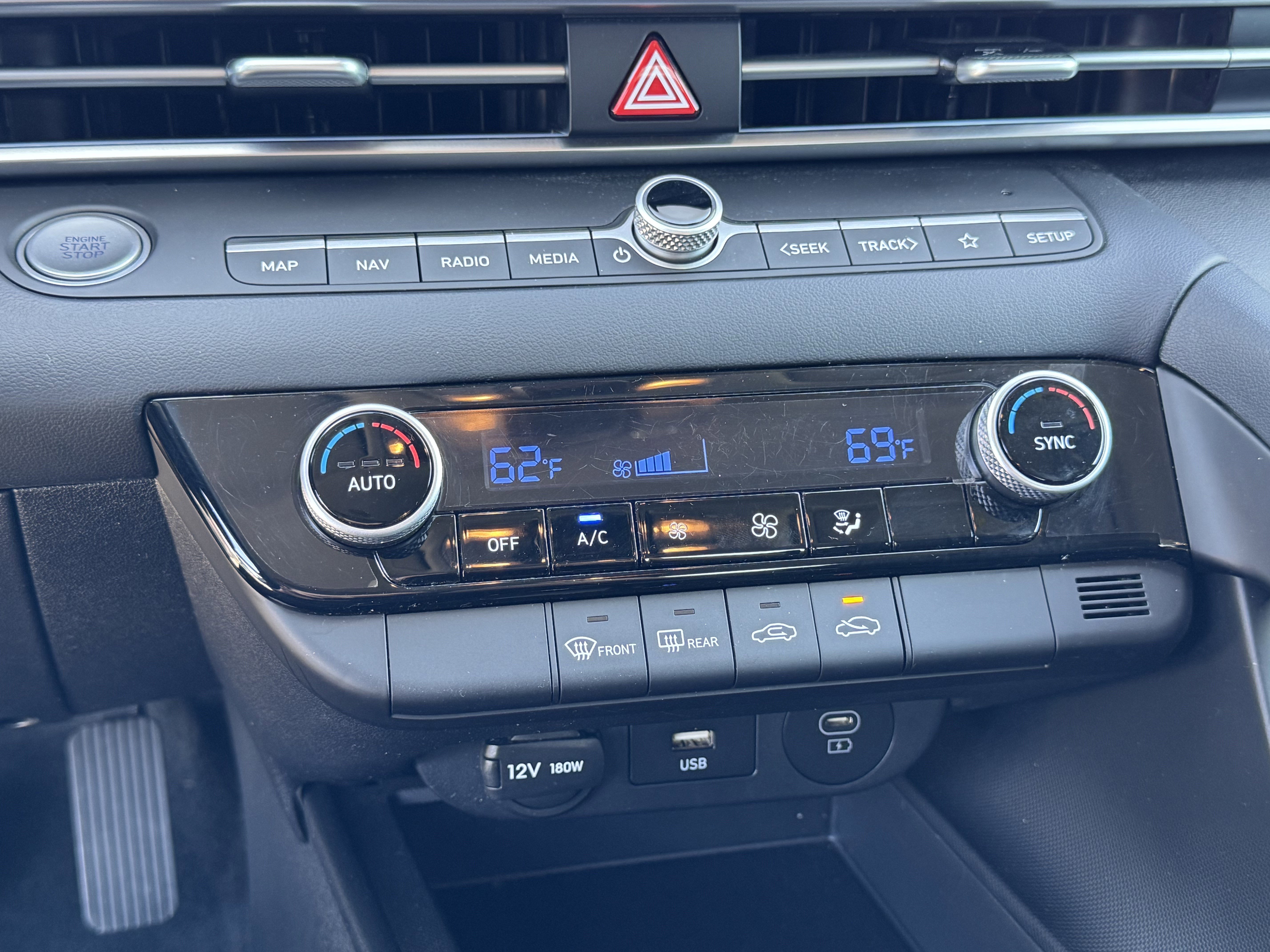 Used 2024 Hyundai Elantra SEL image 27