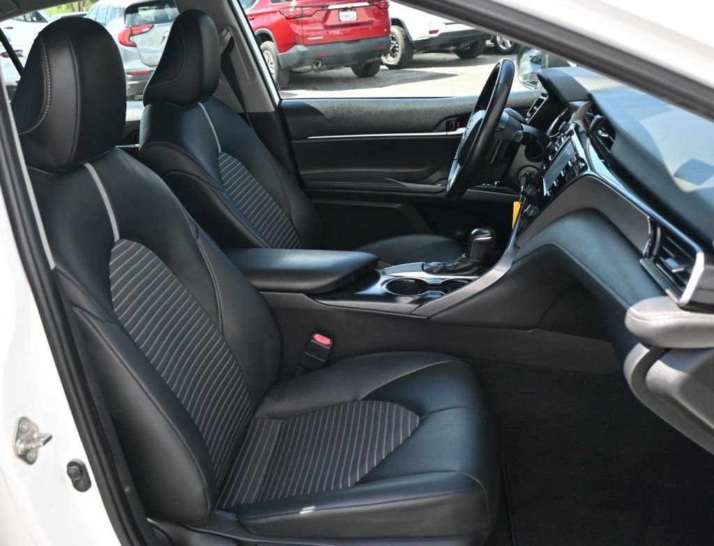 Used 2020 Toyota Camry SE w/ Carpet Mat Package image 16