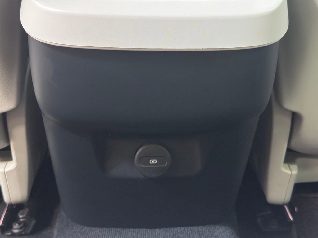 Used 2023 Volvo XC60 B5 Plus image 19