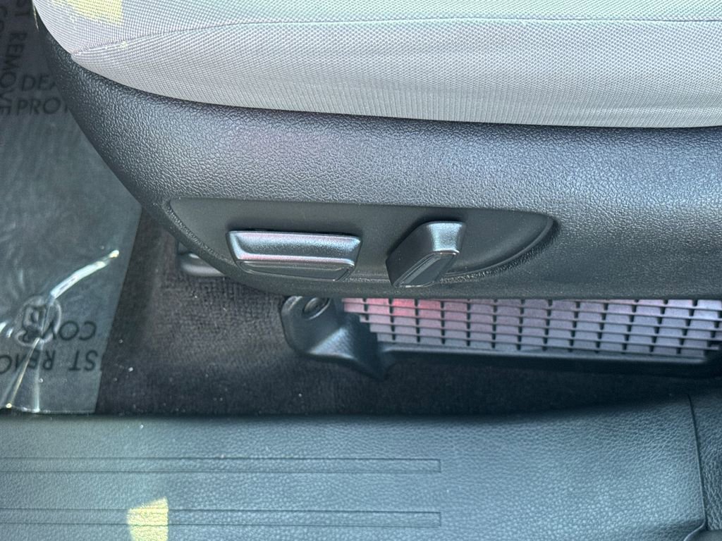 Used 2025 Toyota Sienna LE image 52