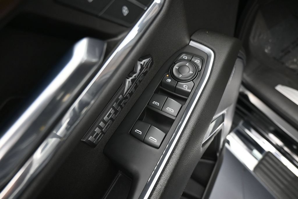 Used 2024 Chevrolet Silverado 1500 High Country w/ Technology Package RWD image 14
