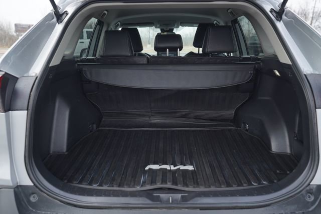 Used 2022 Toyota RAV4 LE image 17