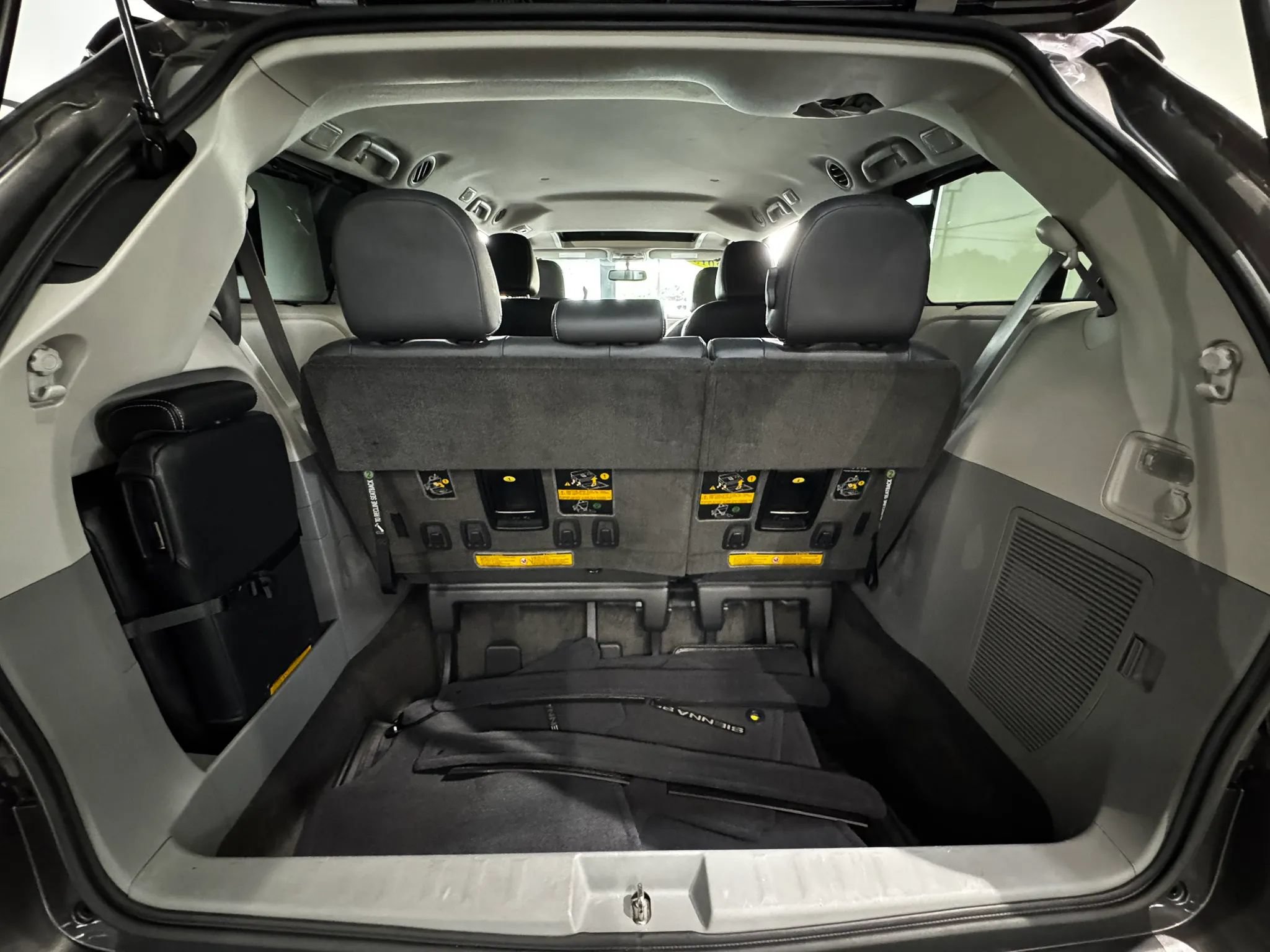 Used 2013 Toyota Sienna SE FWD image 22