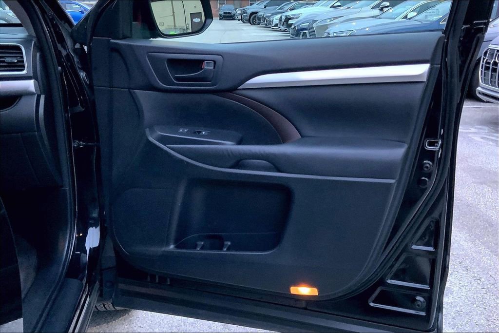 Used 2015 Toyota Highlander LE image 22