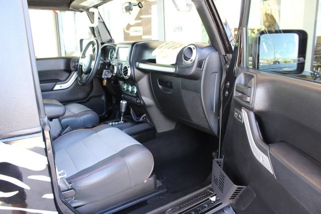 Used 2012 Jeep Wrangler Sahara w/ Connectivity Group AWD/4WD image 17