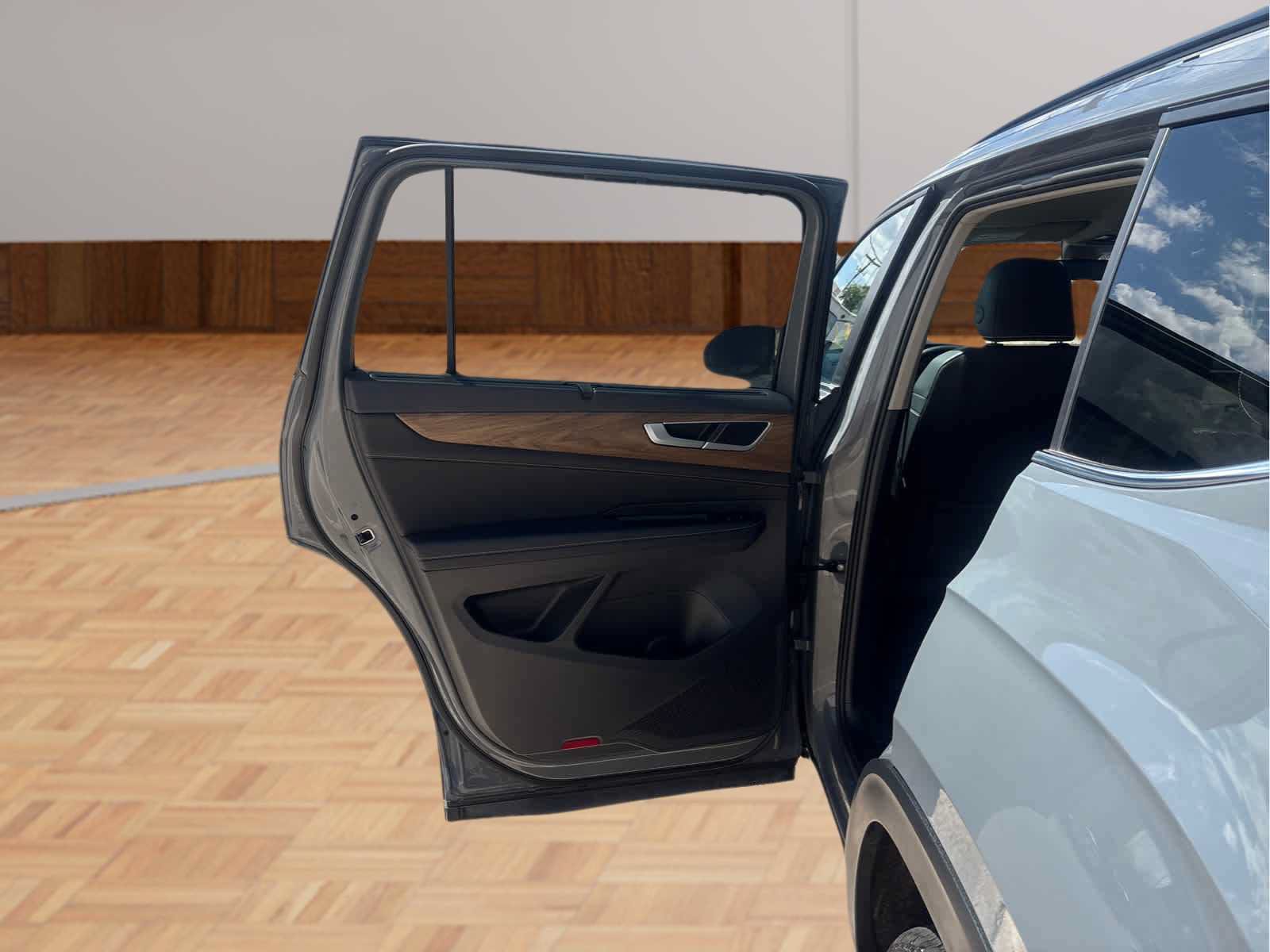 Used 2025 Volkswagen Atlas SE AWD/4WD image 10