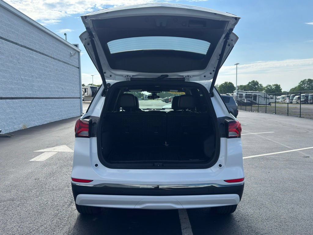 Used 2023 Chevrolet Equinox RS w/ LPO, Floor Liner Package FWD image 8