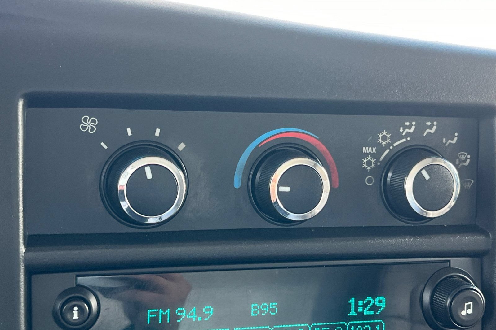 Used 2015 Chevrolet Express 4500 RWD image 23