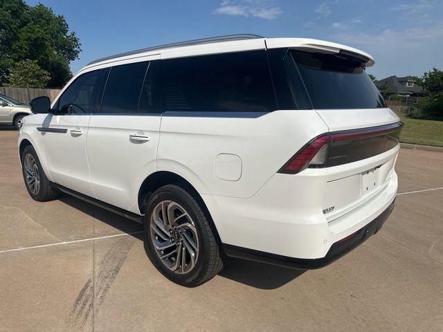 Used 2026 Lincoln Navigator Reserve AWD/4WD image 4