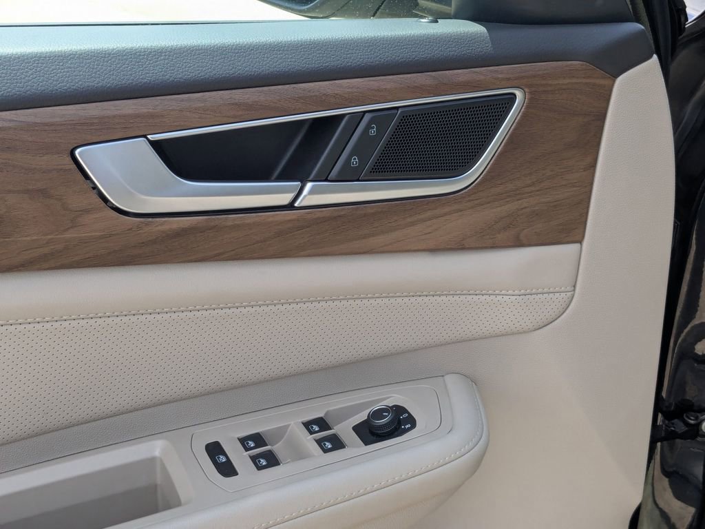 Used 2025 Volkswagen Atlas SE FWD image 13