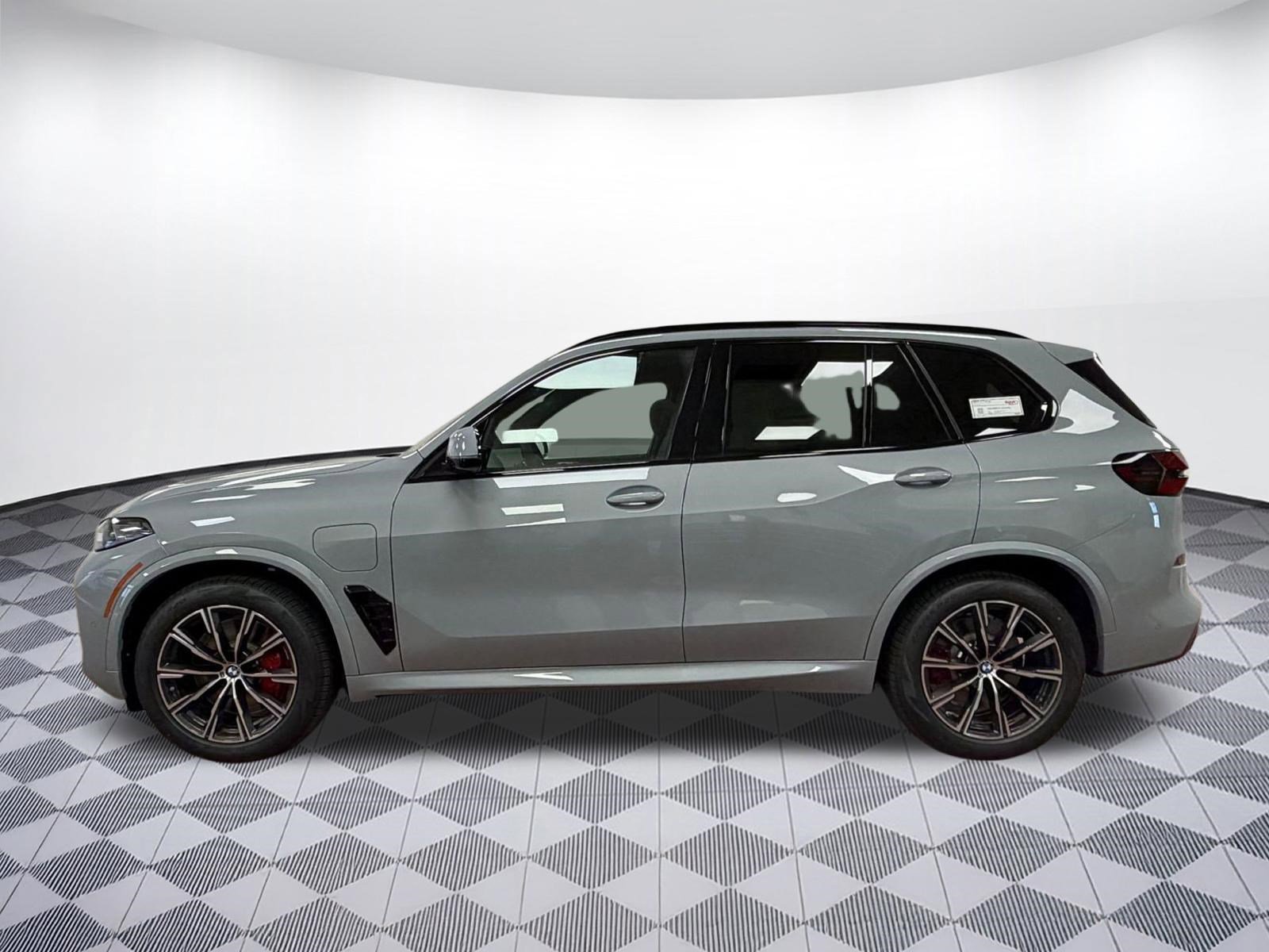 New 2026 BMW X5 xDrive50e image 2