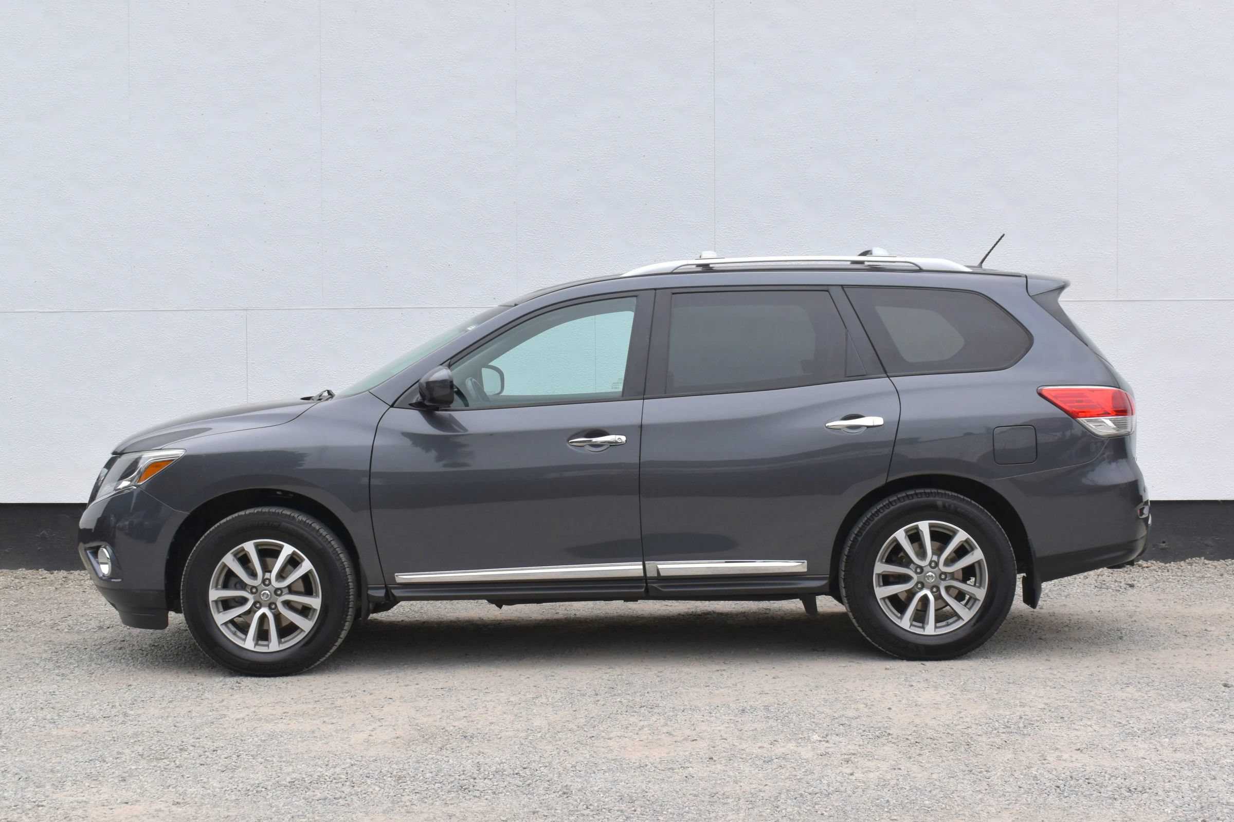 Used 2013 Nissan Pathfinder SL w/ Cargo Pkg AWD/4WD image 9