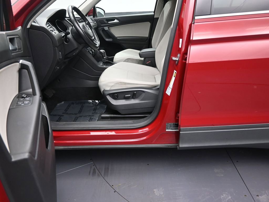 Used 2019 Volkswagen Tiguan SE w/ Panoramic Sunroof Package FWD image 13