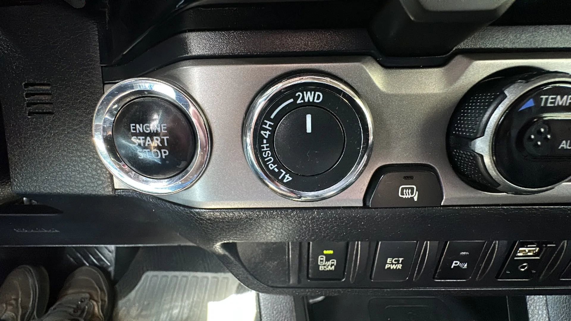 Used 2016 Toyota Tacoma Limited w/ Towing Package AWD/4WD image 14