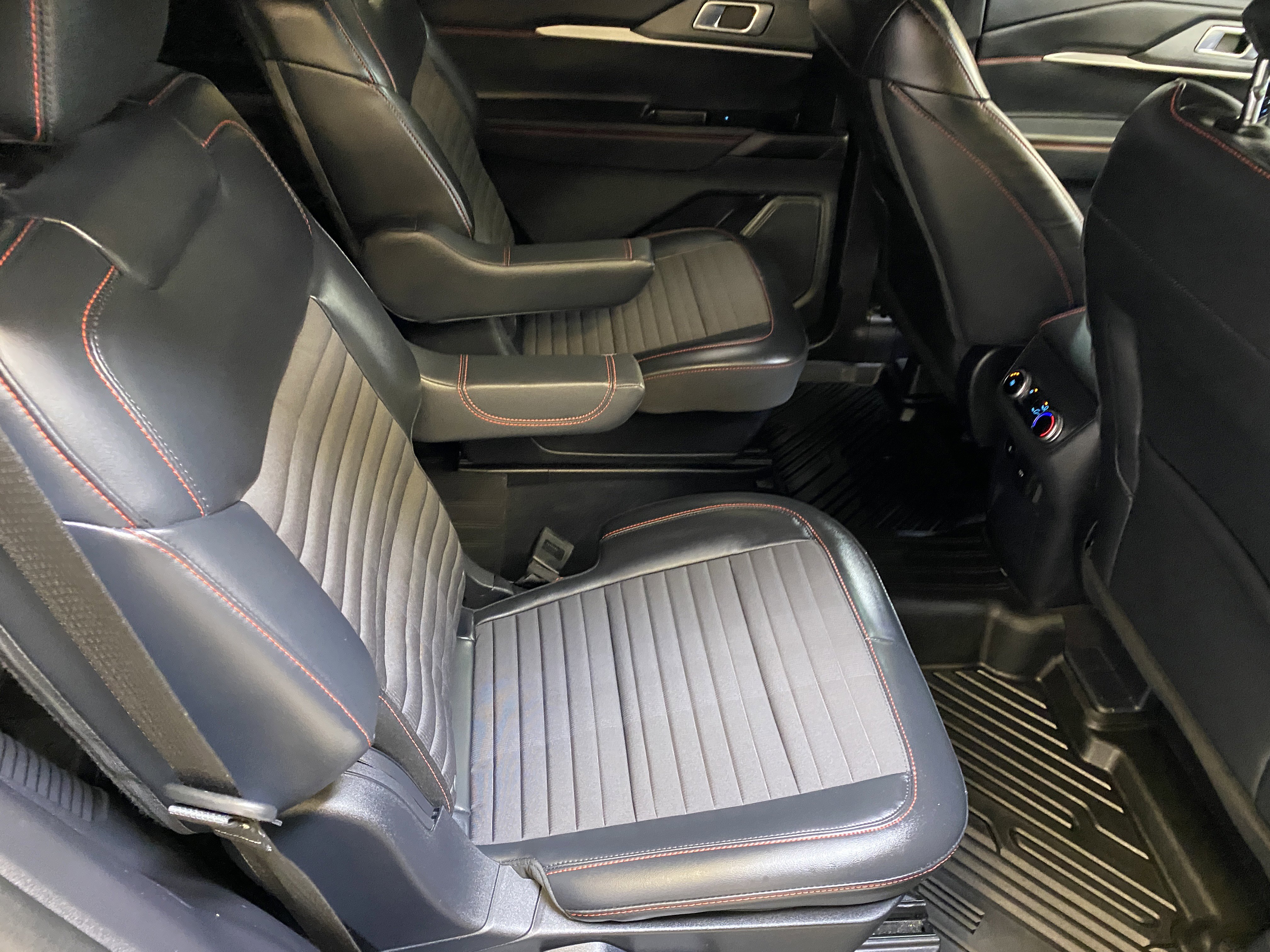 Used 2025 Ford Explorer ST-Line image 28