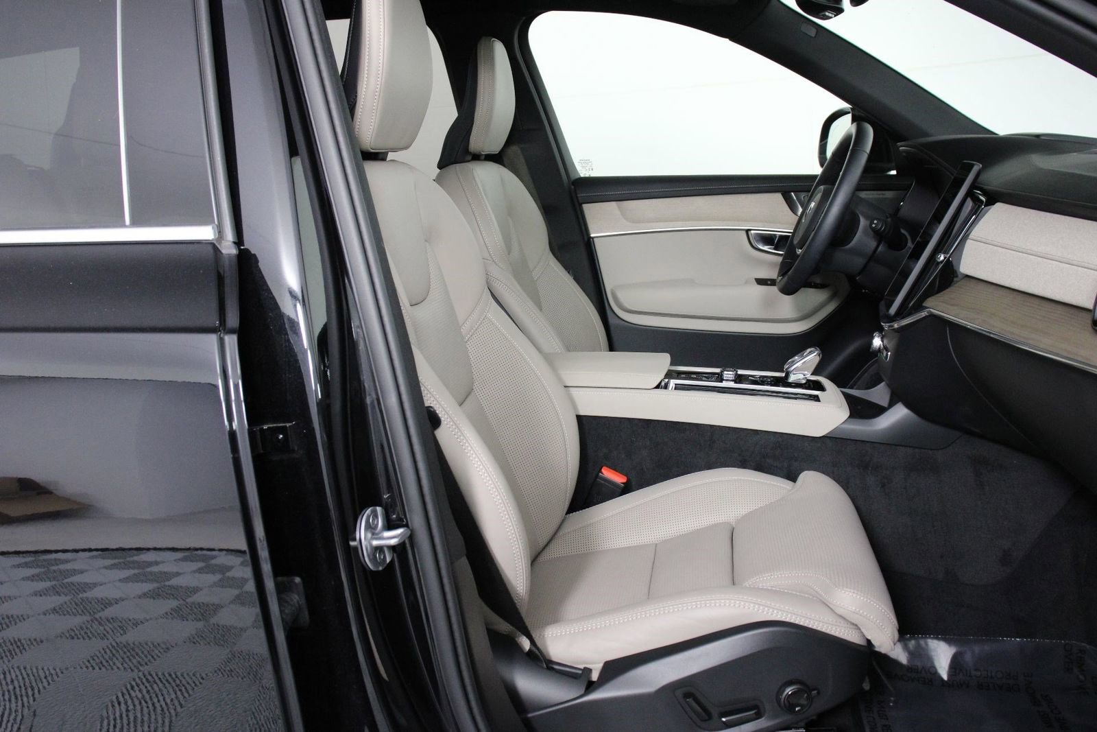 Certified 2025 Volvo XC90 B6 Ultra image 29