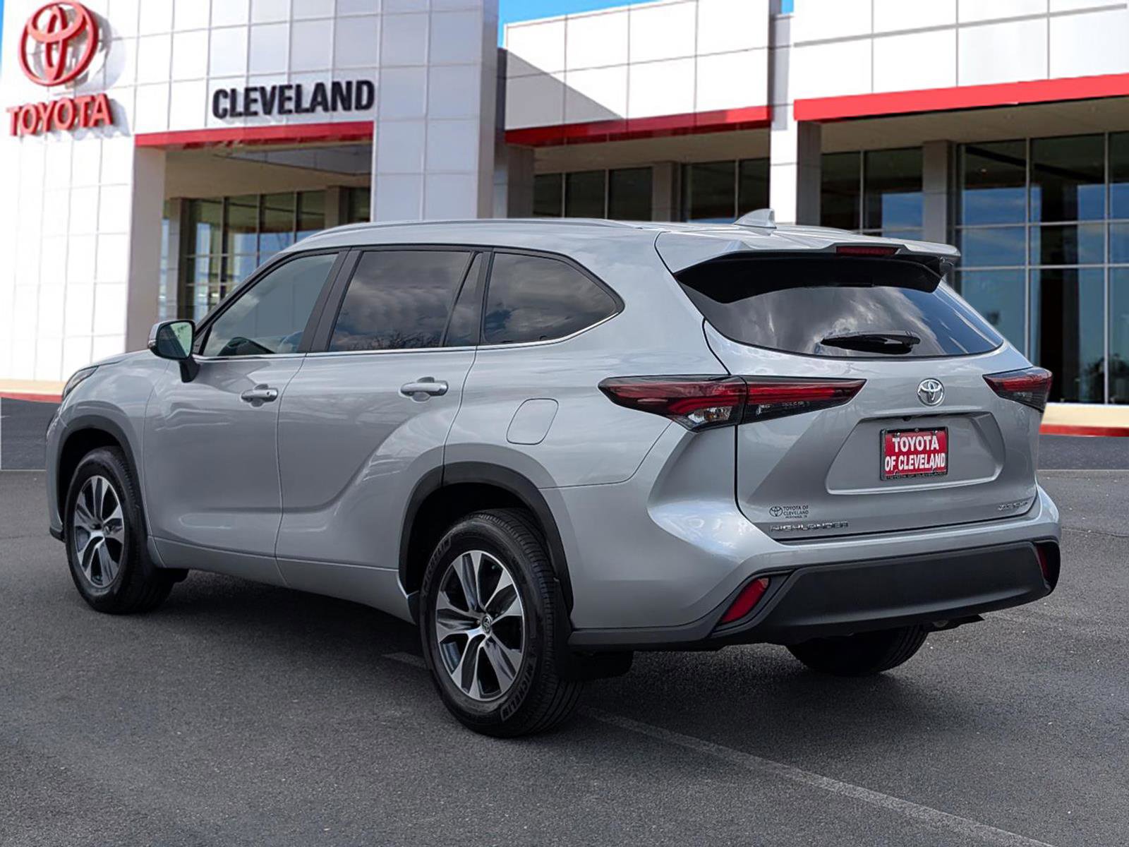 Used 2024 Toyota Highlander XLE AWD/4WD image 5
