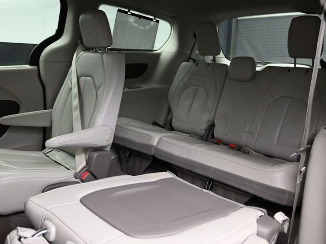 Used 2020 Chrysler Pacifica Touring-L w/ Tire & Wheel Group image 23